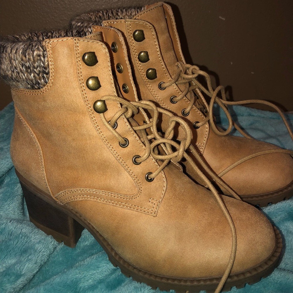 Falls Creek Lace Up Boots size 8